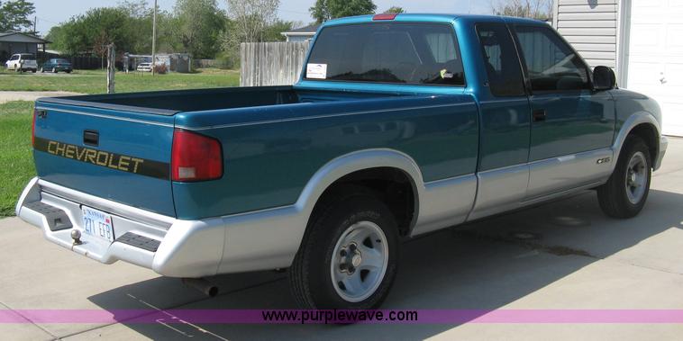 image for item A4295 1994 Chevrolet S10 LS extended cab pickup truck