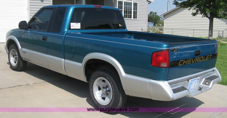image for item A4295 1994 Chevrolet S10 LS extended cab pickup truck