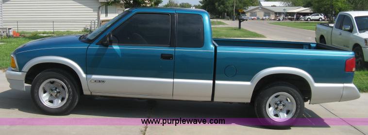 image for item A4295 1994 Chevrolet S10 LS extended cab pickup truck