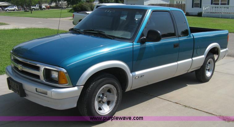 image for item A4295 1994 Chevrolet S10 LS extended cab pickup truck