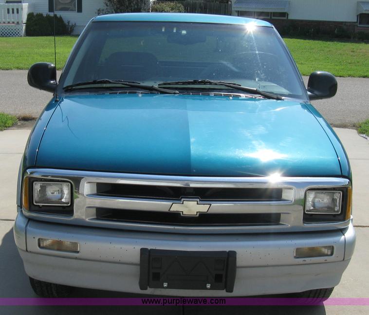image for item A4295 1994 Chevrolet S10 LS extended cab pickup truck