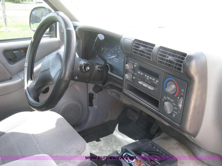 image for item A4295 1994 Chevrolet S10 LS extended cab pickup truck