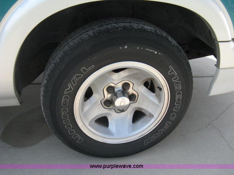 image for item A4295 1994 Chevrolet S10 LS extended cab pickup truck
