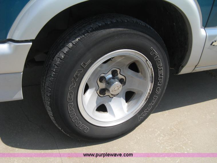 image for item A4295 1994 Chevrolet S10 LS extended cab pickup truck