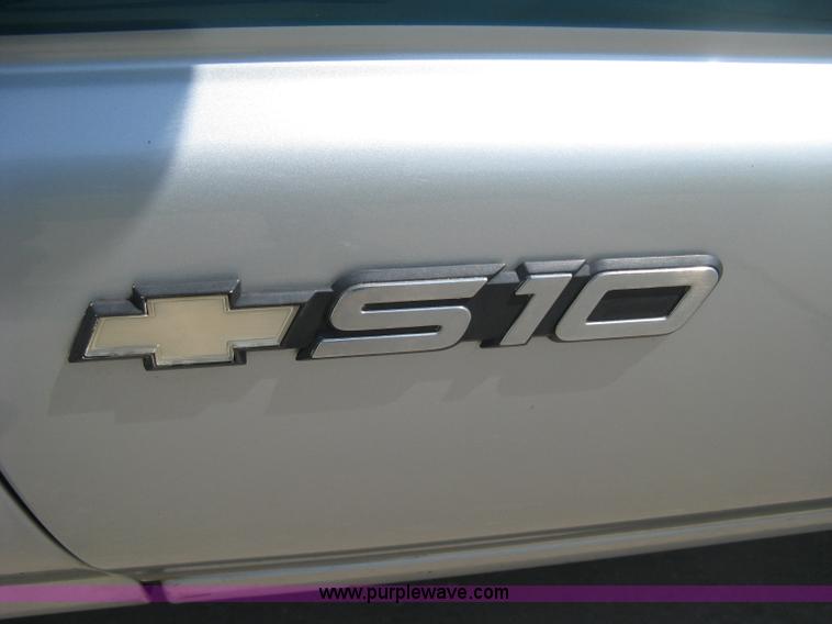 image for item A4295 1994 Chevrolet S10 LS extended cab pickup truck