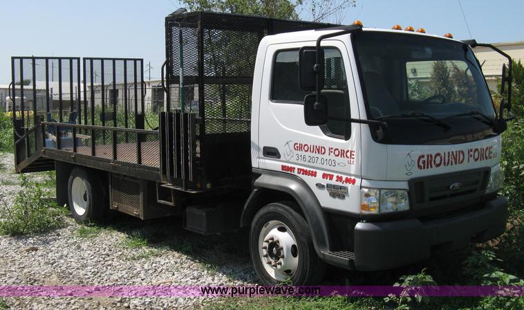 image for item A4297 2006 Ford LCF L45 flatbed utility truck