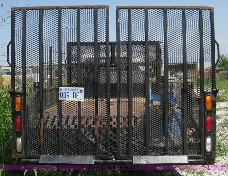 image for item A4297 2006 Ford LCF L45 flatbed utility truck