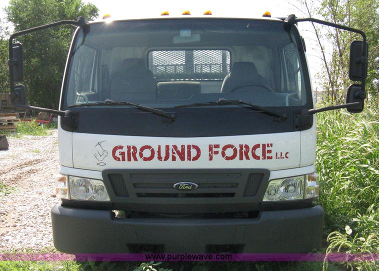 image for item A4297 2006 Ford LCF L45 flatbed utility truck