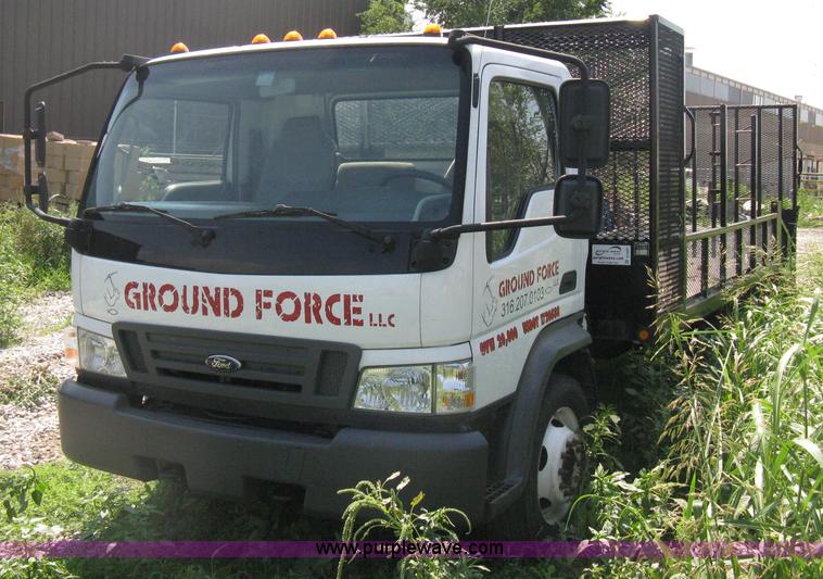 image for item A4297 2006 Ford LCF L45 flatbed utility truck