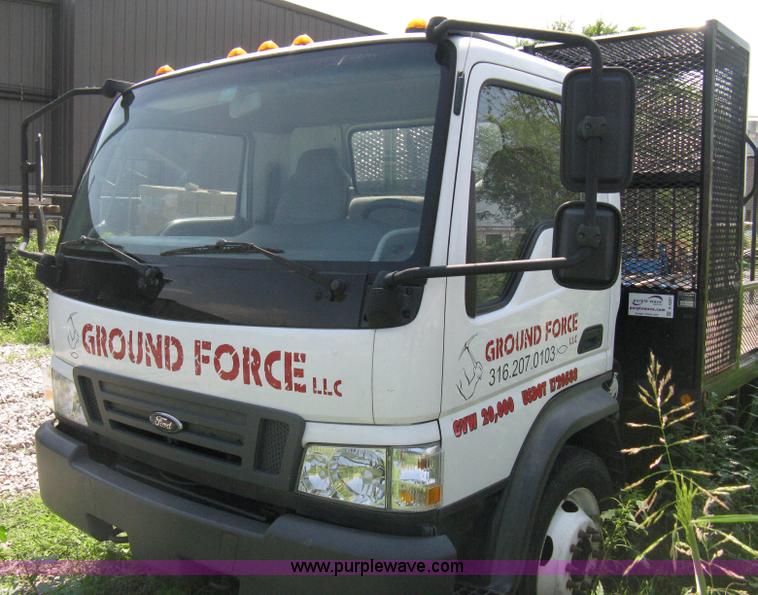 image for item A4297 2006 Ford LCF L45 flatbed utility truck