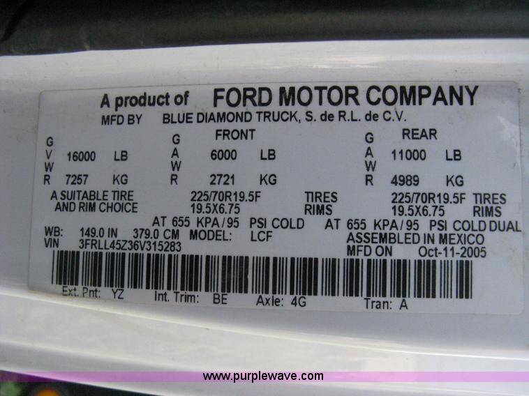 image for item A4297 2006 Ford LCF L45 flatbed utility truck