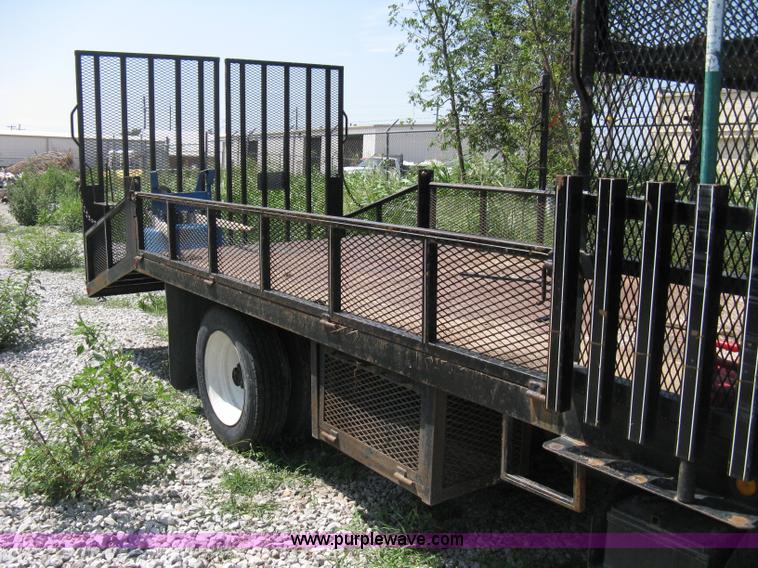 image for item A4297 2006 Ford LCF L45 flatbed utility truck