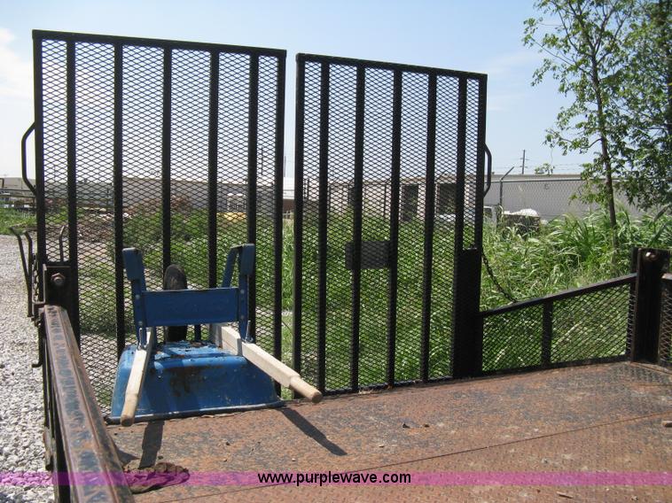 image for item A4297 2006 Ford LCF L45 flatbed utility truck