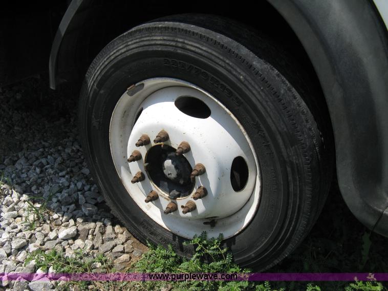 image for item A4297 2006 Ford LCF L45 flatbed utility truck