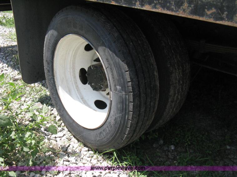 image for item A4297 2006 Ford LCF L45 flatbed utility truck