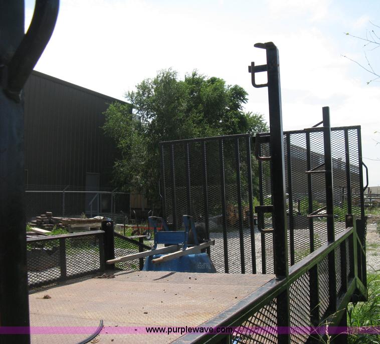 image for item A4297 2006 Ford LCF L45 flatbed utility truck