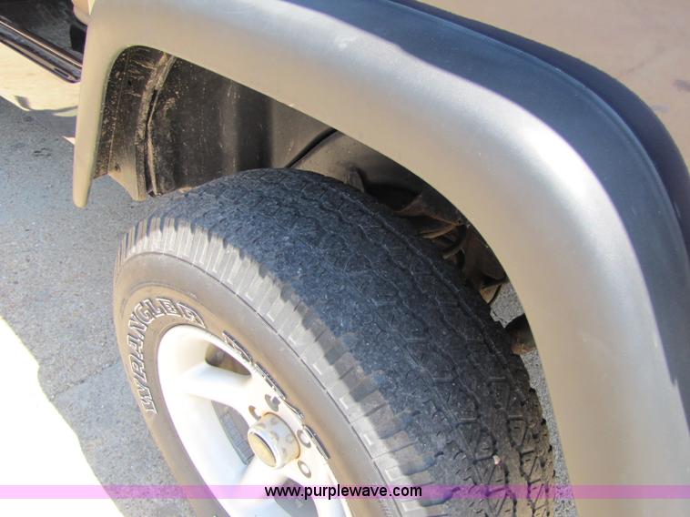 image for item A5062 1999 Jeep Wrangler SE SUV