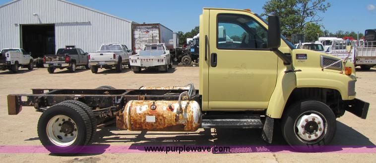 image for item A5063 2005 GMC C5500 truck cab and chassis