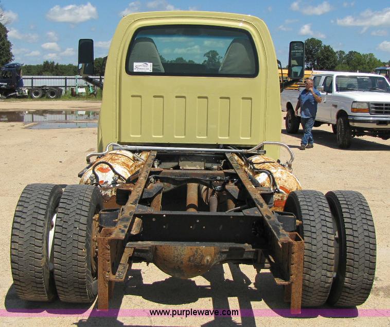 image for item A5063 2005 GMC C5500 truck cab and chassis