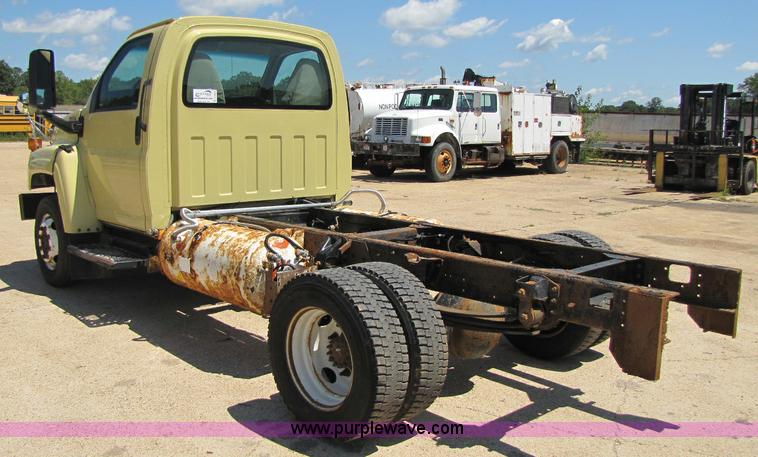 image for item A5063 2005 GMC C5500 truck cab and chassis