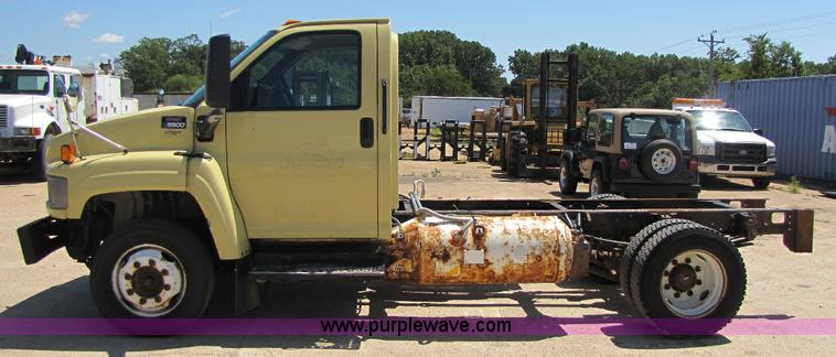 image for item A5063 2005 GMC C5500 truck cab and chassis