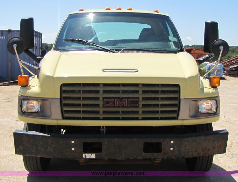 image for item A5063 2005 GMC C5500 truck cab and chassis