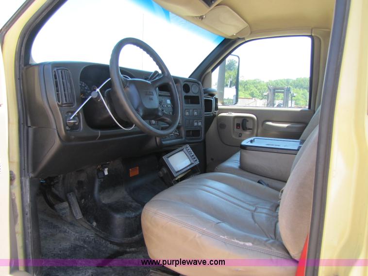 image for item A5063 2005 GMC C5500 truck cab and chassis