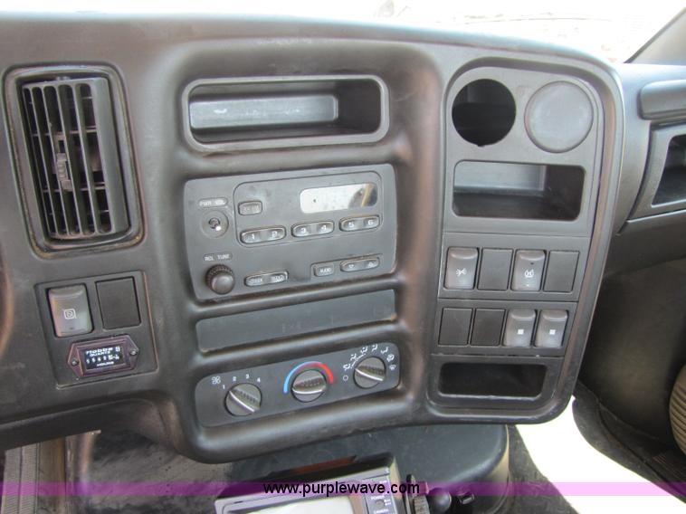 image for item A5063 2005 GMC C5500 truck cab and chassis