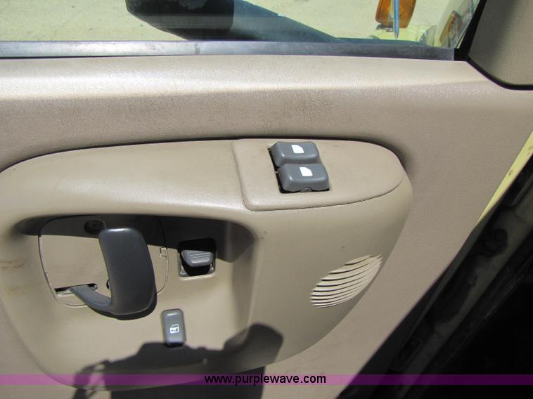 image for item A5063 2005 GMC C5500 truck cab and chassis