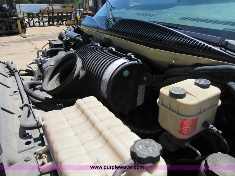 image for item A5063 2005 GMC C5500 truck cab and chassis