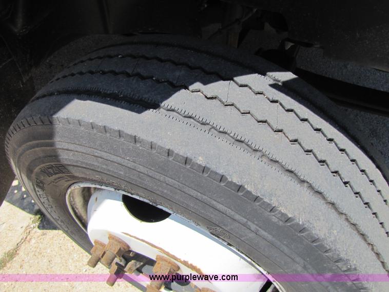 image for item A5063 2005 GMC C5500 truck cab and chassis