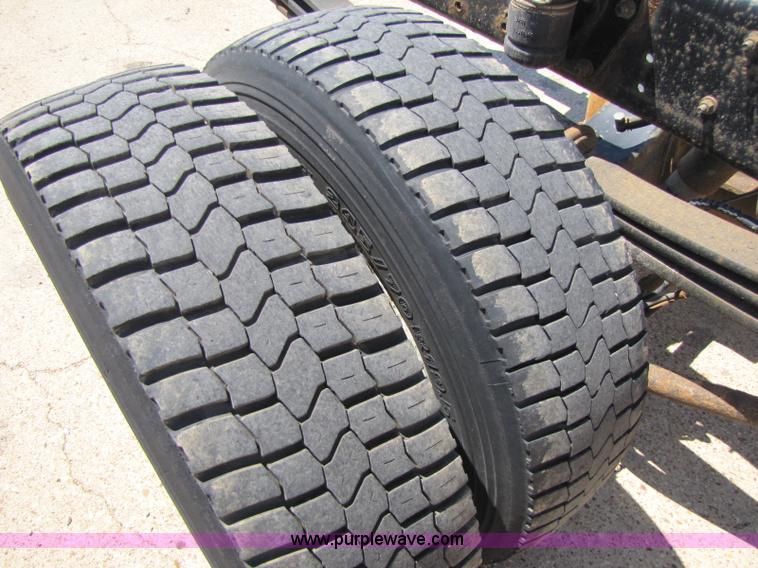 image for item A5063 2005 GMC C5500 truck cab and chassis