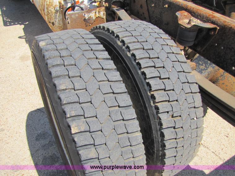 image for item A5063 2005 GMC C5500 truck cab and chassis