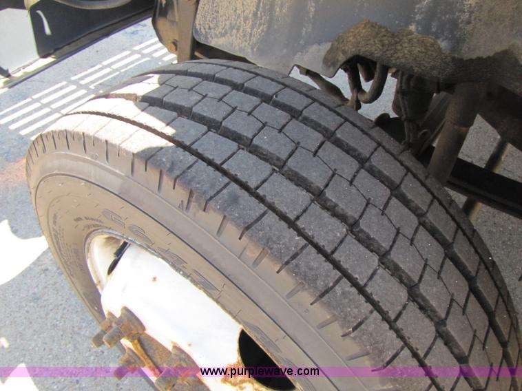 image for item A5063 2005 GMC C5500 truck cab and chassis