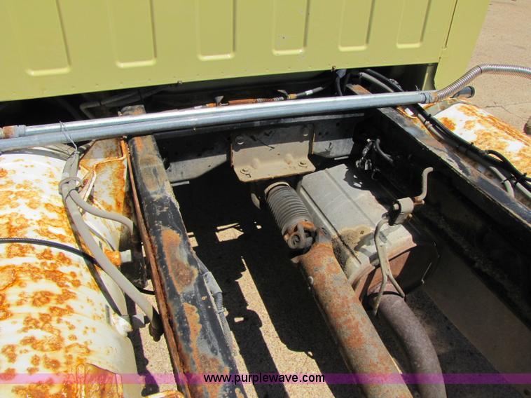 image for item A5063 2005 GMC C5500 truck cab and chassis