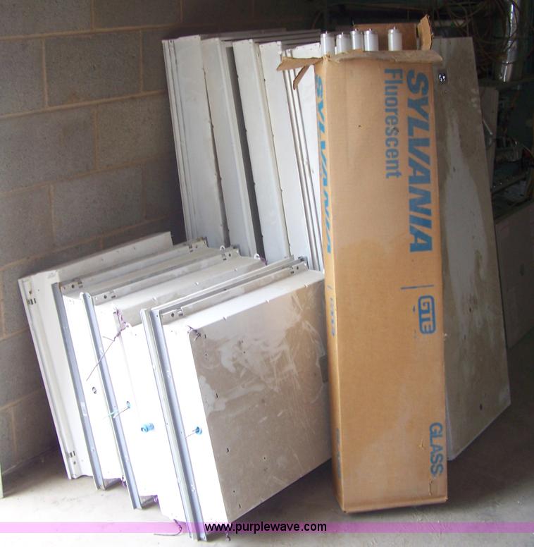image for item C9270 Assorted light fixtures