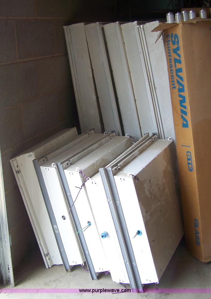 image for item C9270 Assorted light fixtures
