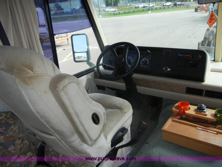 image for item D9751 1995 Winnebago Brave 30' motor home RV