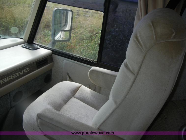 image for item D9751 1995 Winnebago Brave 30' motor home RV