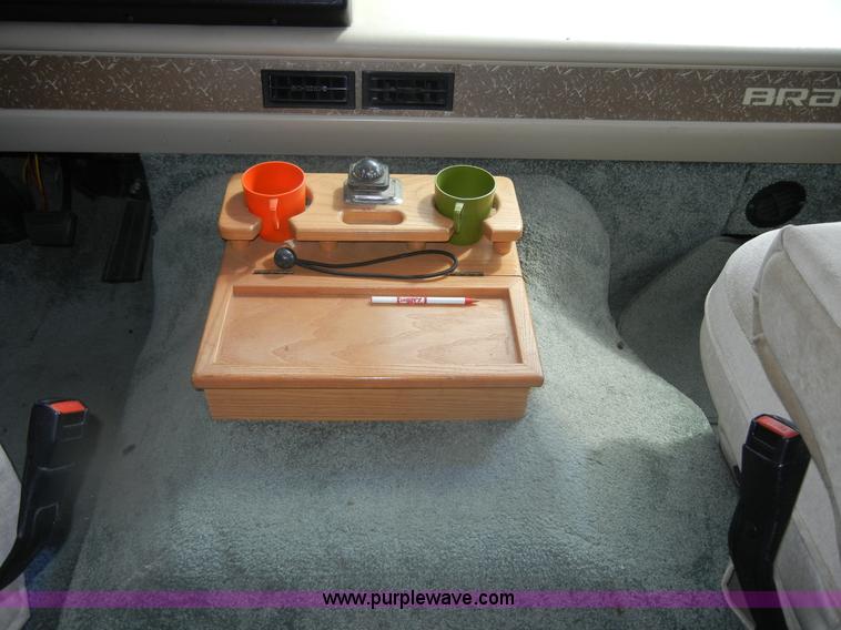 image for item D9751 1995 Winnebago Brave 30' motor home RV