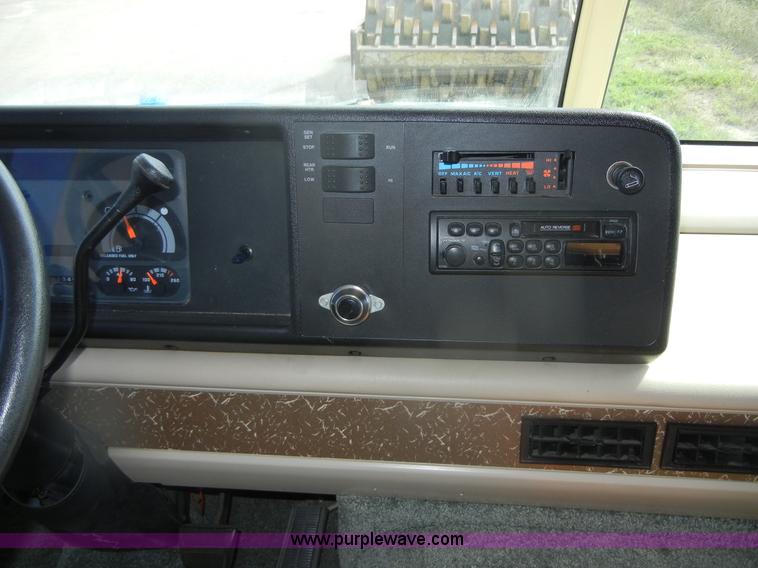 image for item D9751 1995 Winnebago Brave 30' motor home RV