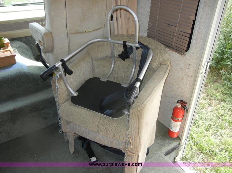 image for item D9751 1995 Winnebago Brave 30' motor home RV