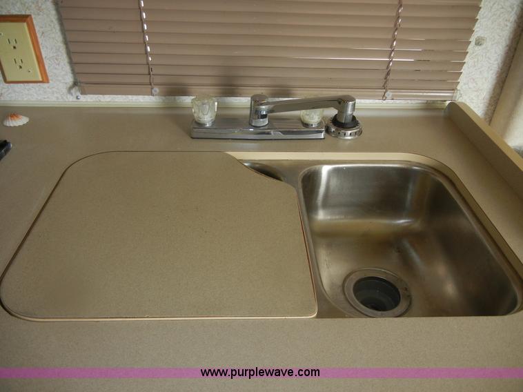 image for item D9751 1995 Winnebago Brave 30' motor home RV