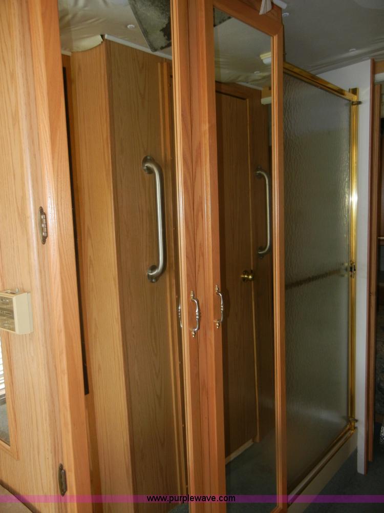 image for item D9751 1995 Winnebago Brave 30' motor home RV