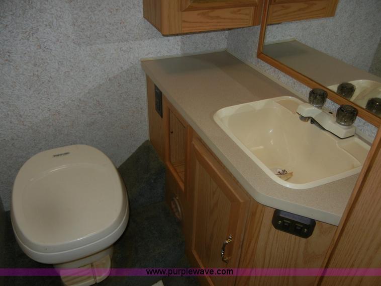 image for item D9751 1995 Winnebago Brave 30' motor home RV