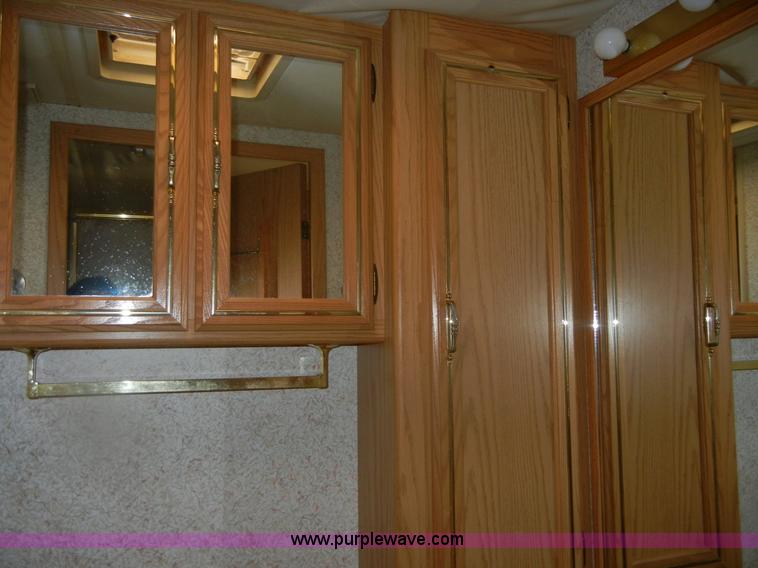 image for item D9751 1995 Winnebago Brave 30' motor home RV