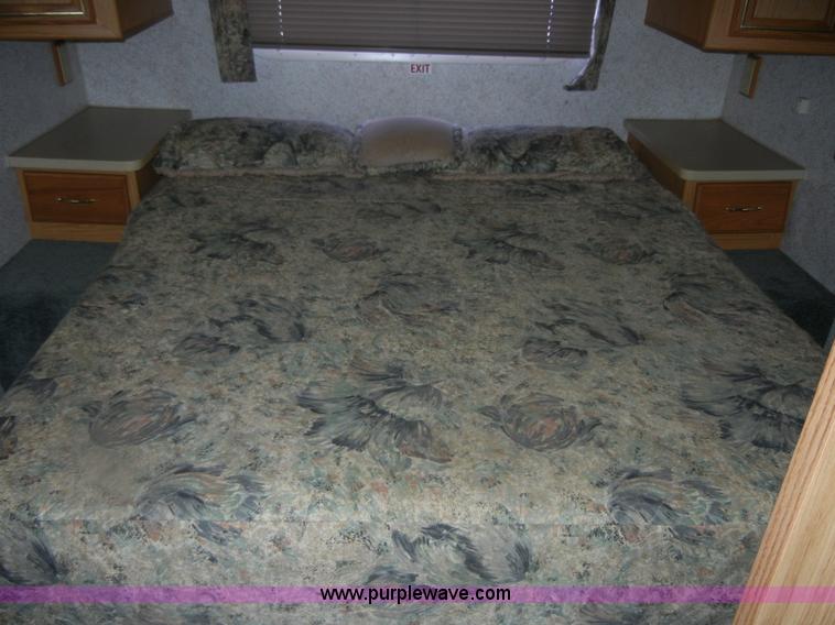 image for item D9751 1995 Winnebago Brave 30' motor home RV