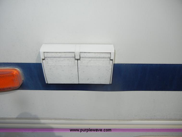 image for item D9751 1995 Winnebago Brave 30' motor home RV