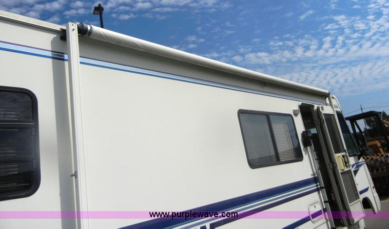 image for item D9751 1995 Winnebago Brave 30' motor home RV