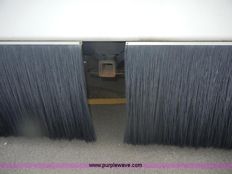 image for item D9751 1995 Winnebago Brave 30' motor home RV